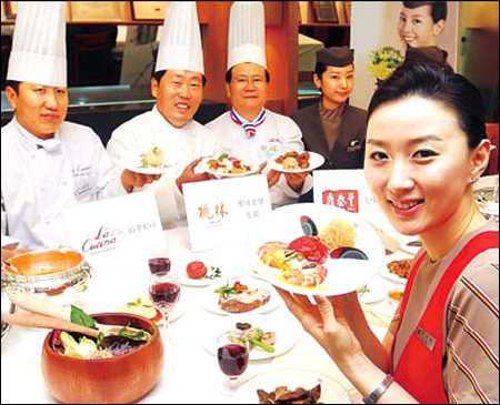 An Asiana Airlines flight attendant and chefs from Toh Lim.jpg